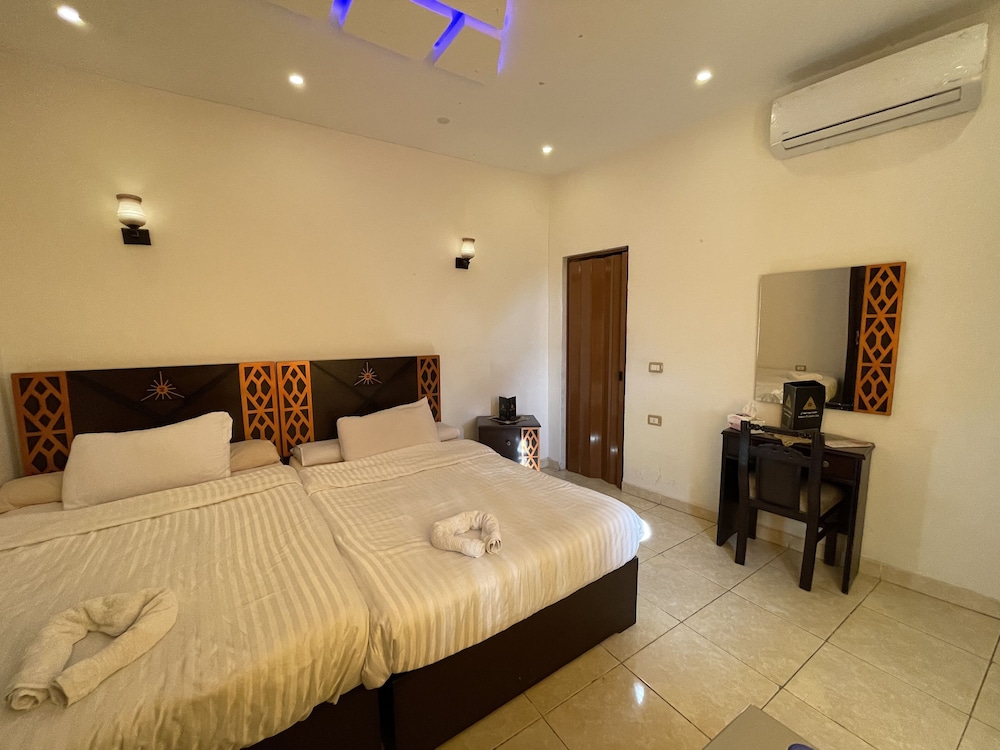 Sahara Pyramids Inn 24