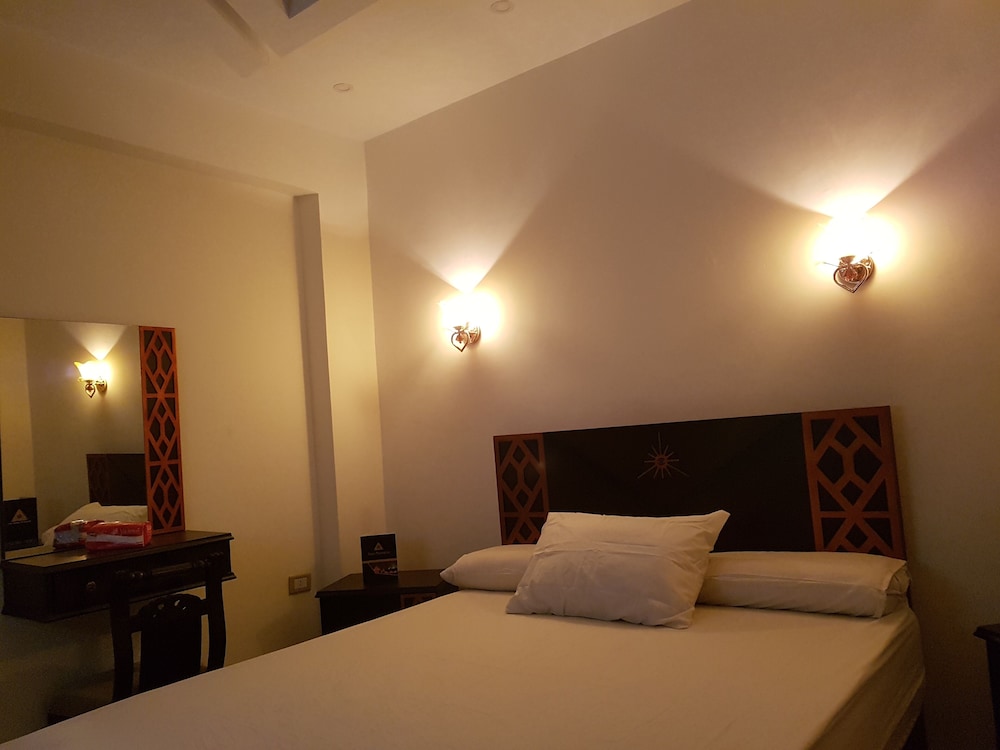 Sahara Pyramids Inn 13