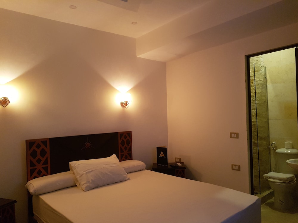 Sahara Pyramids Inn 14