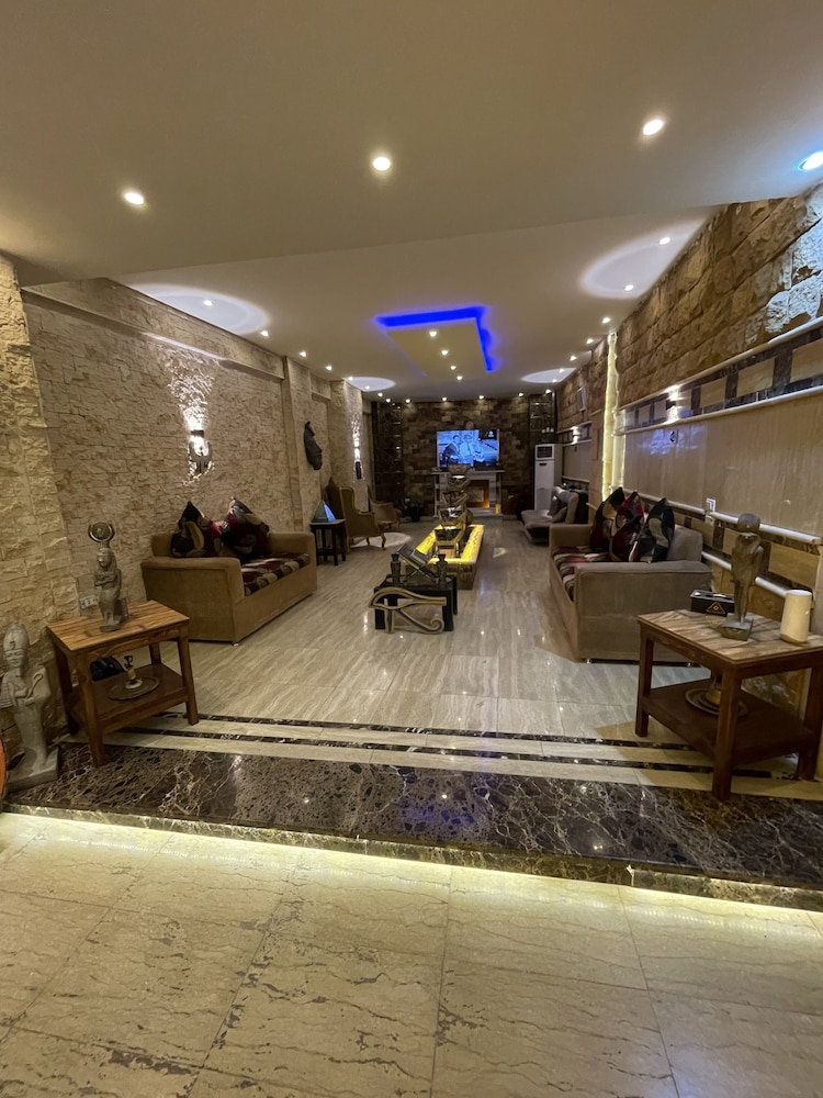 Sahara Pyramids Inn 6