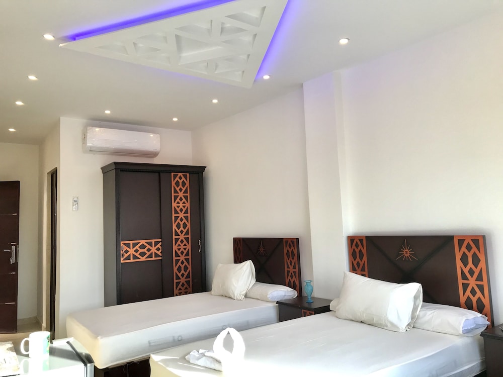 Sahara Pyramids Inn 11