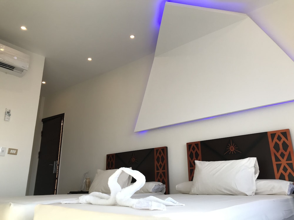 Sahara Pyramids Inn 8
