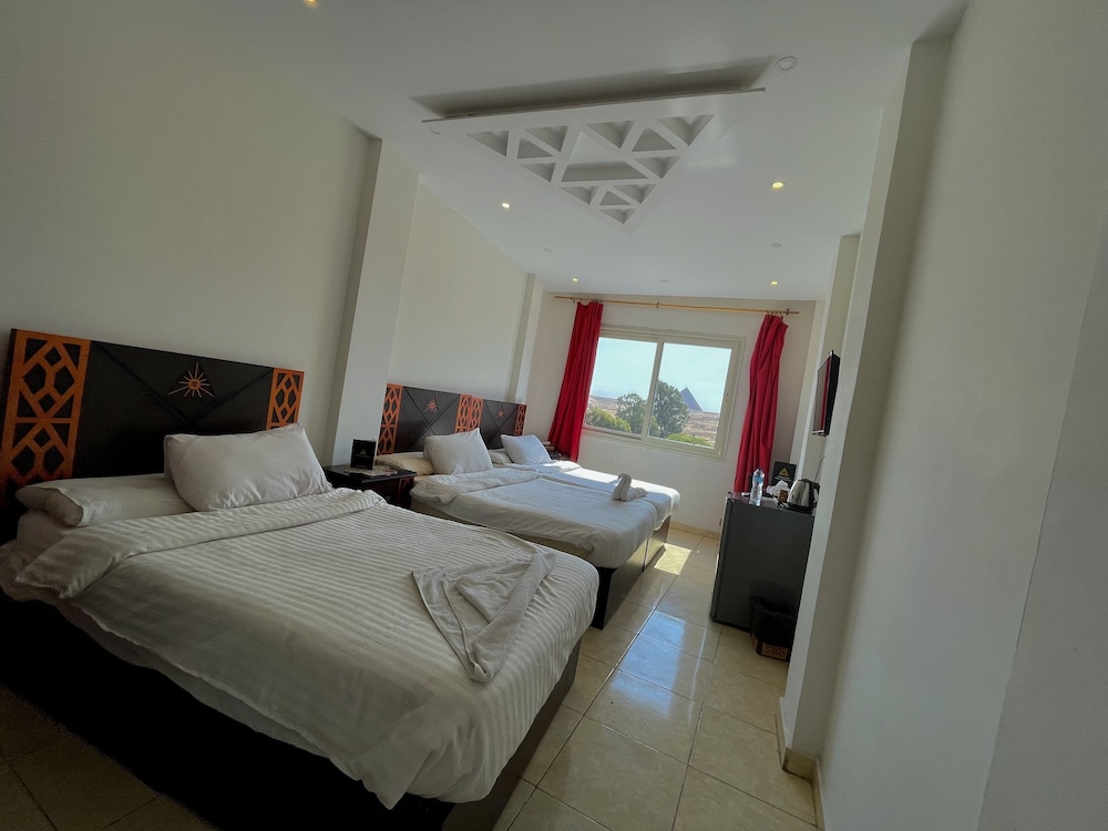 Sahara Pyramids Inn 23
