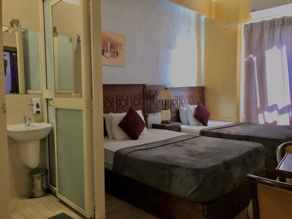 The Location Hotel 21