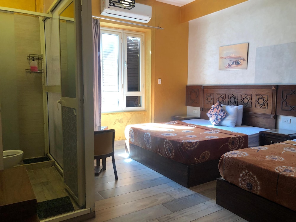 The Location Hotel 24