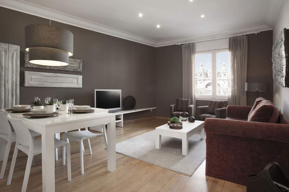 Enjoybcn Coliseum Apartments 16