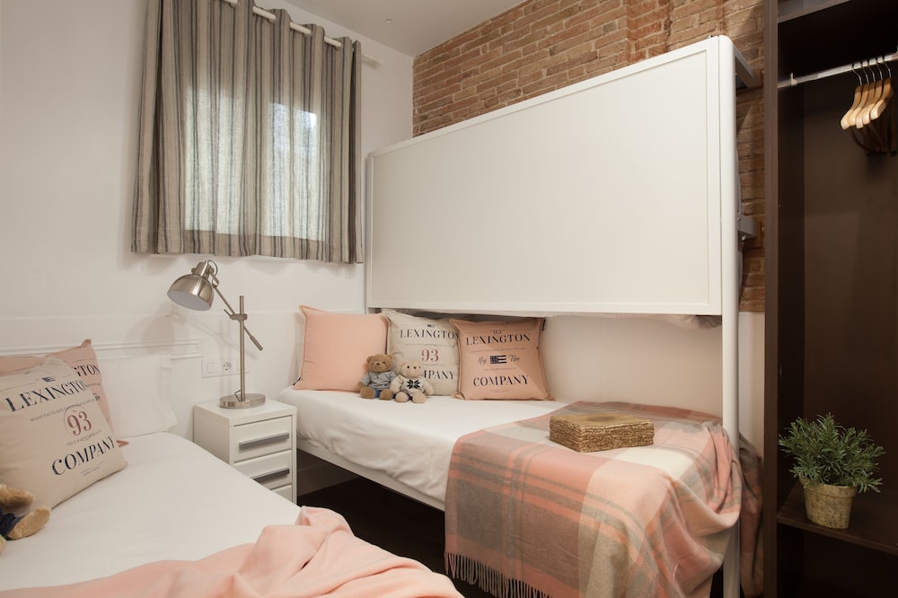Enjoybcn Coliseum Apartments 12