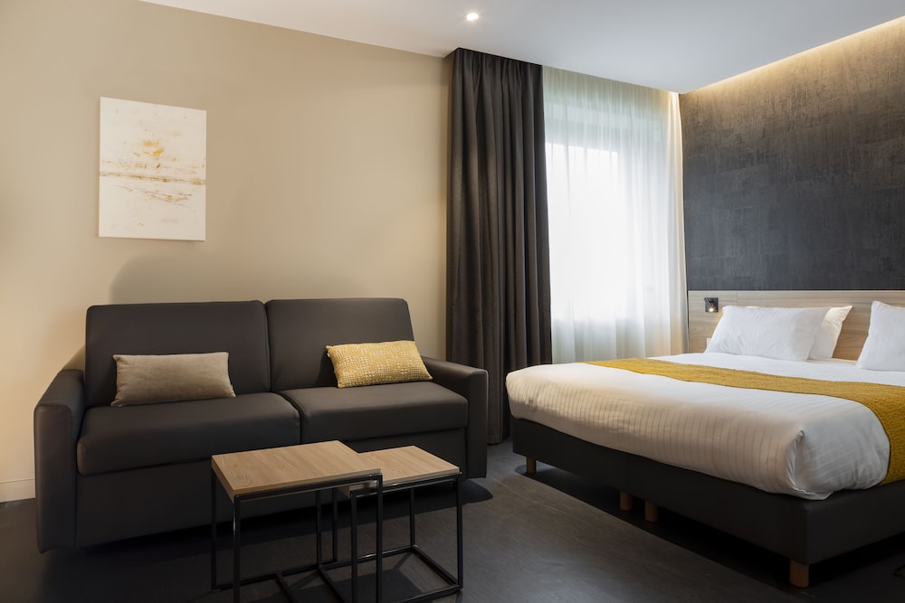 37 Lodge Courbevoie La Défense 6