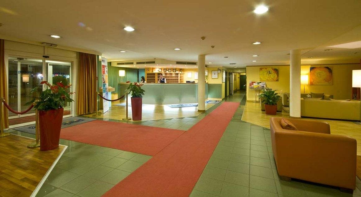 Hotel Schani UNO City 13