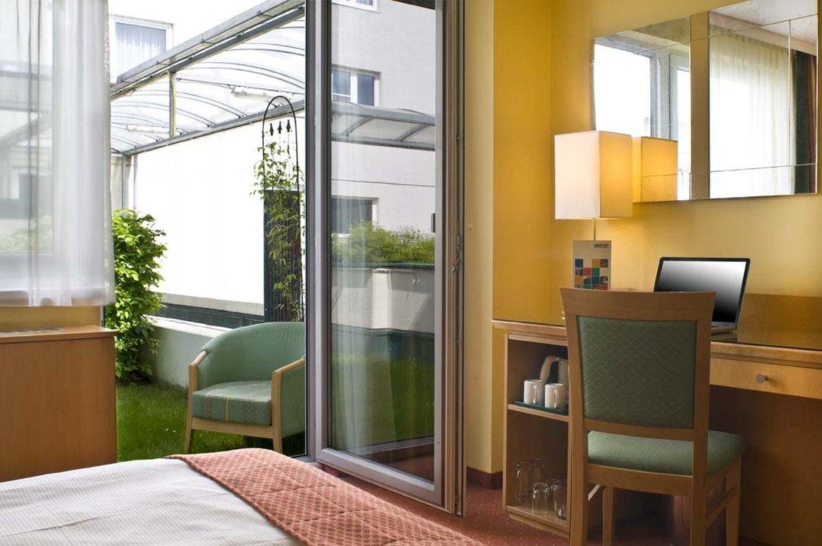 Hotel Schani UNO City 16