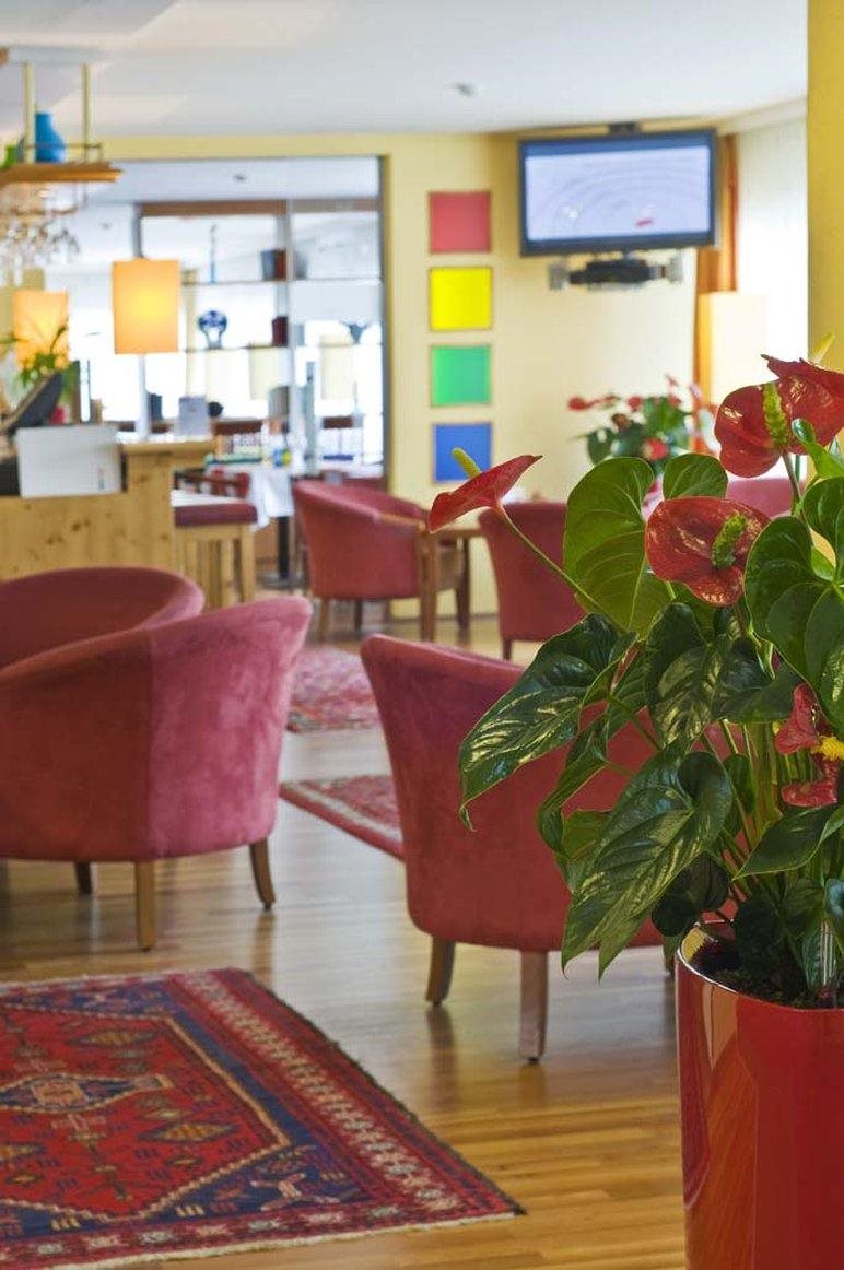 Hotel Schani UNO City 8
