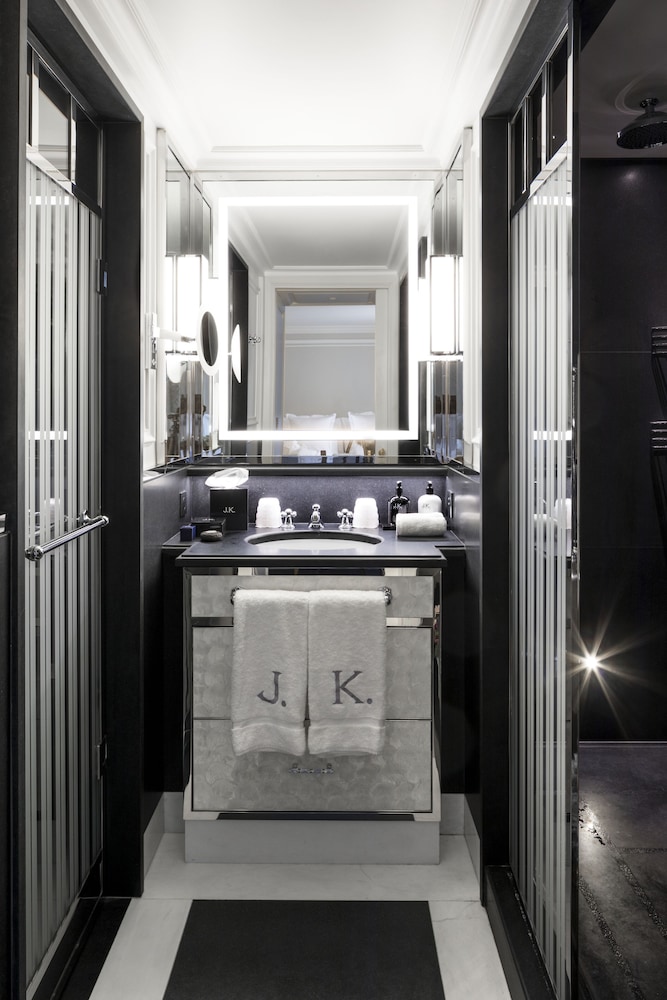 J.K. Place Paris 24