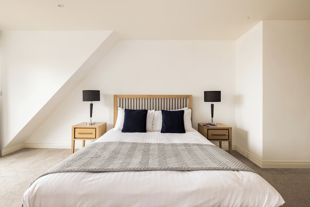 Charles Hope Apartments Heathrow South 2
