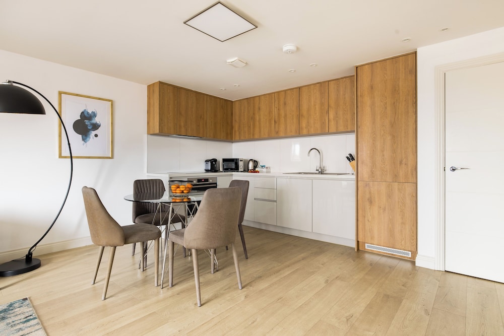 Charles Hope Apartments Heathrow South 8