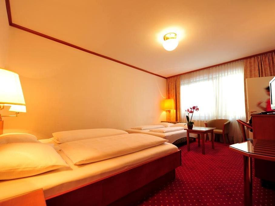 The Weekend Hotel 13
