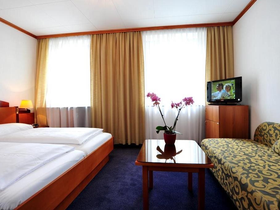 The Weekend Hotel 4