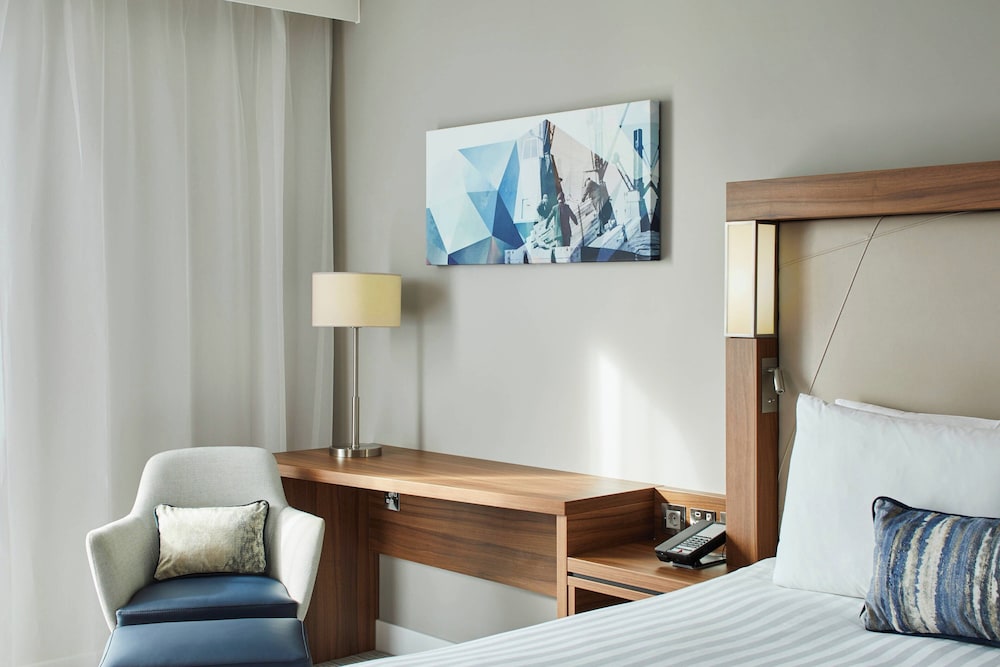 Courtyard by Marriott London City Airport 5