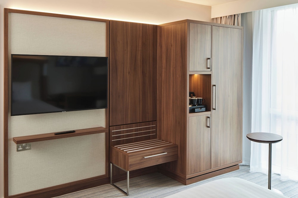 Courtyard by Marriott London City Airport 6