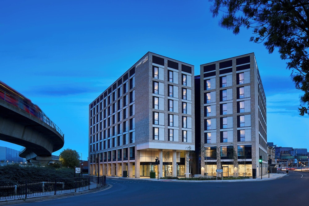 Courtyard by Marriott London City Airport 1