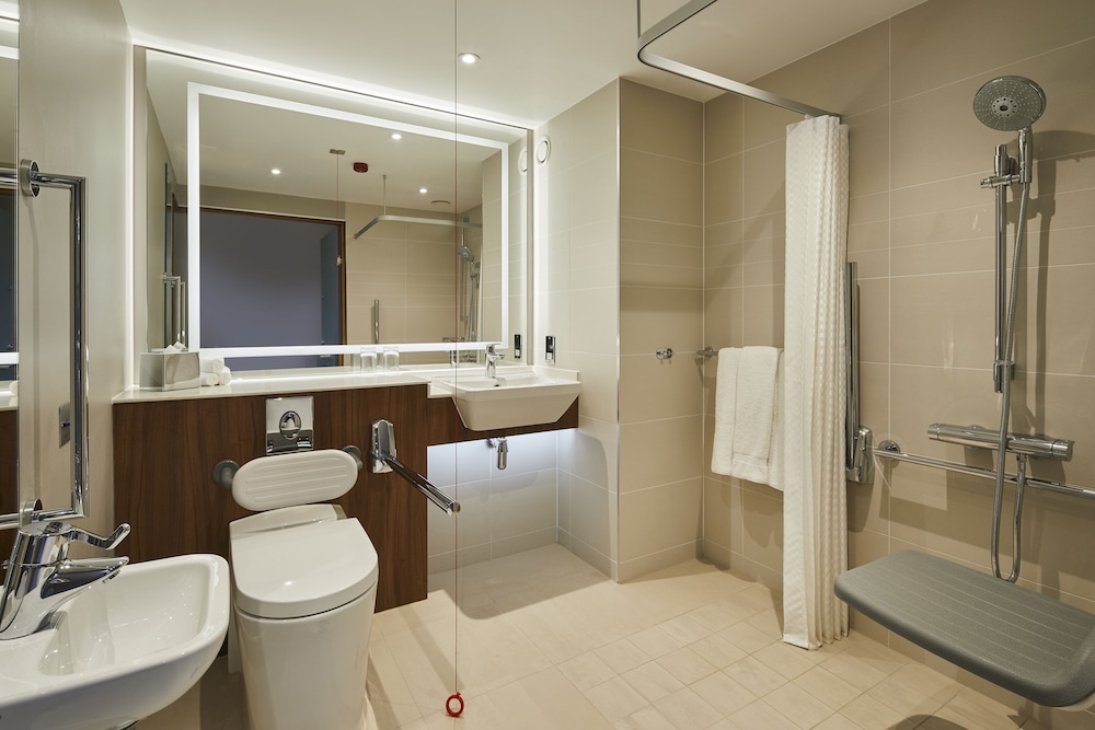 Courtyard by Marriott London City Airport 11