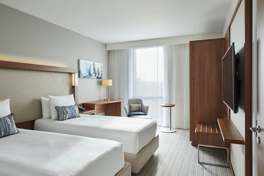 Courtyard by Marriott London City Airport 9