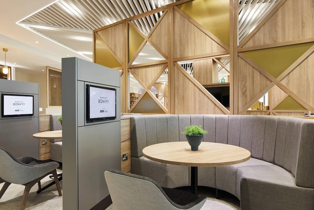 Courtyard by Marriott London City Airport 16