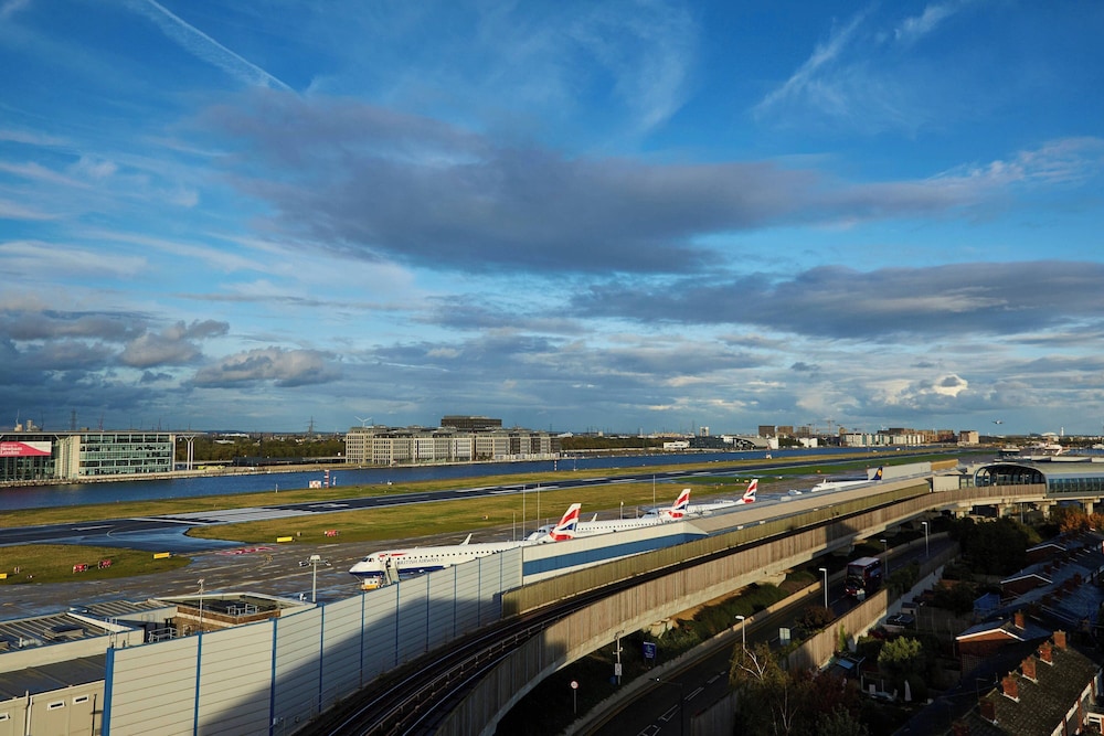 Courtyard by Marriott London City Airport 7