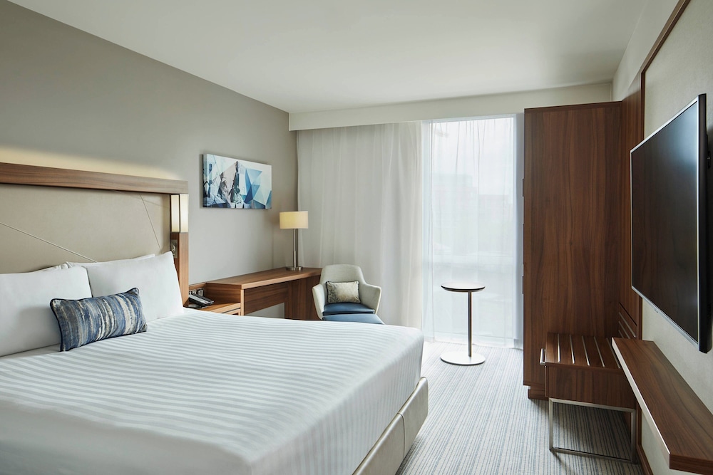 Courtyard by Marriott London City Airport 8