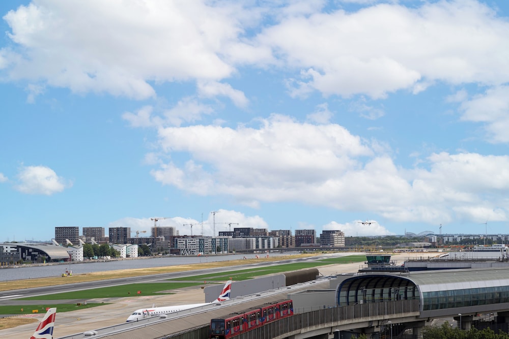 Courtyard by Marriott London City Airport 10