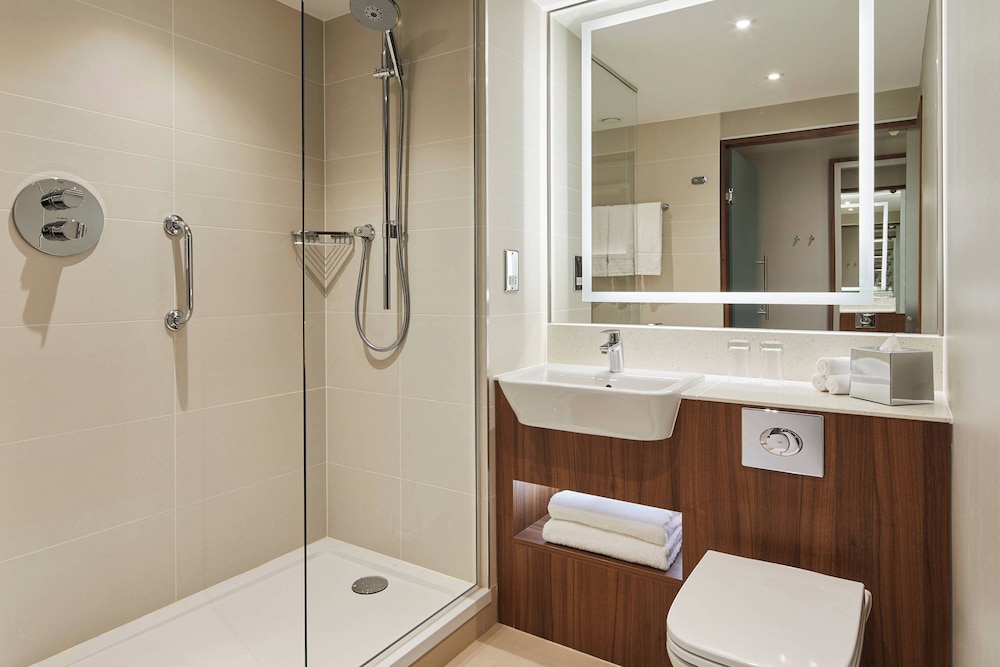Courtyard by Marriott London City Airport 12