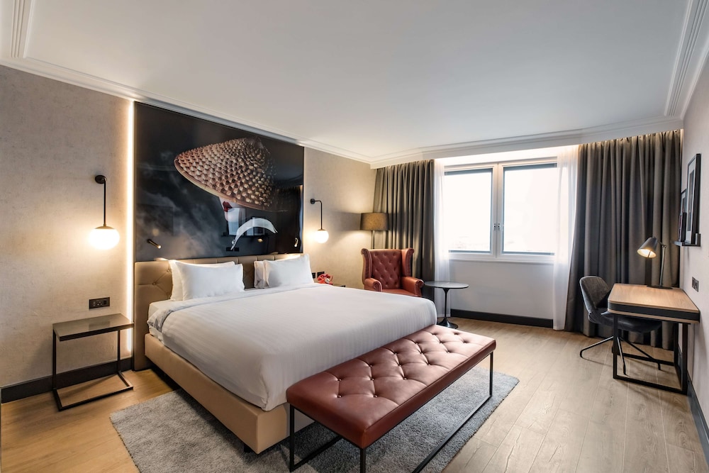 Radisson RED Hotel London Heathrow 19