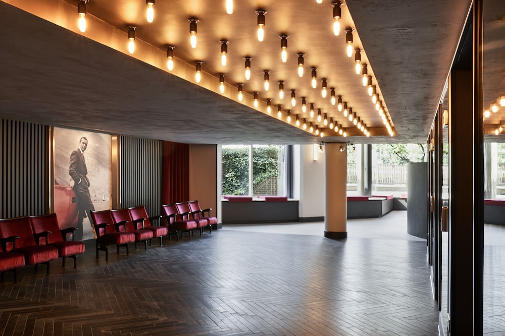 Radisson RED Hotel London Heathrow 2