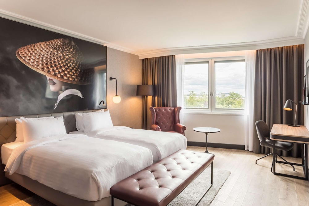 Radisson RED Hotel London Heathrow 16