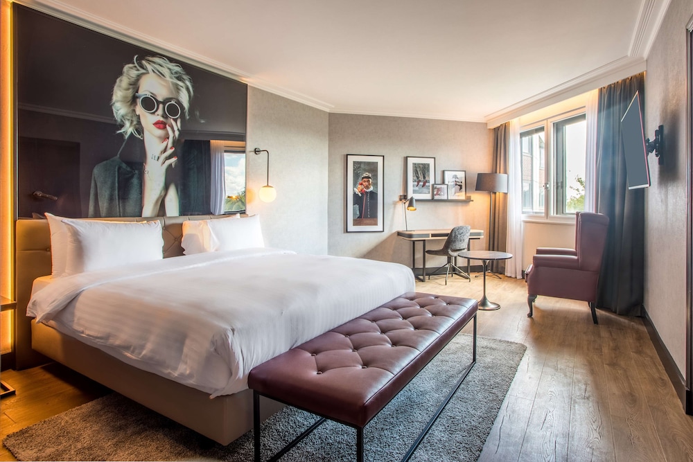 Radisson RED Hotel London Heathrow 15