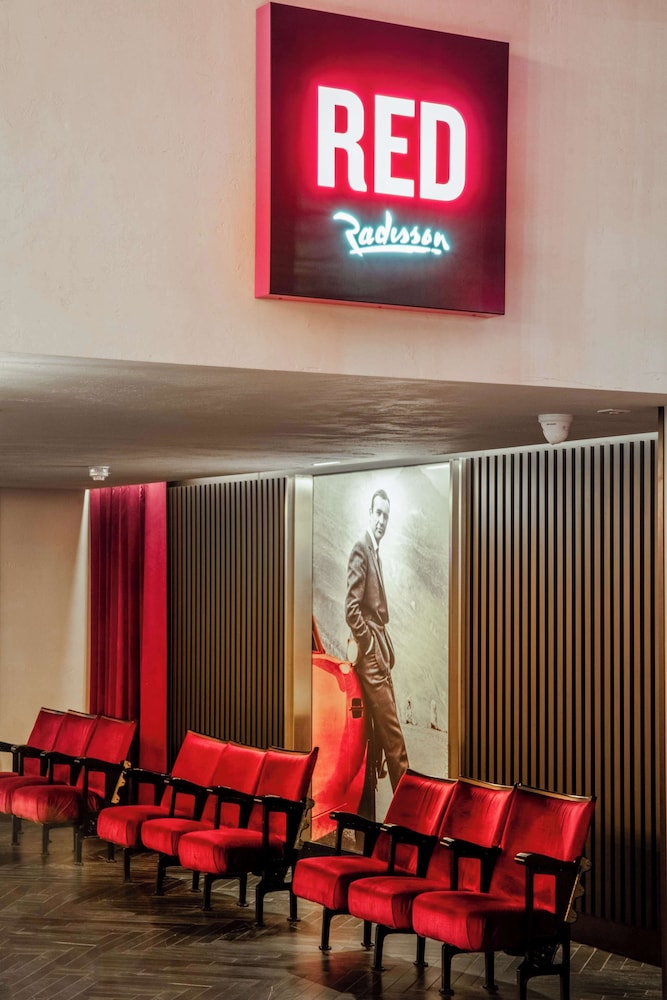 Radisson RED Hotel London Heathrow 6