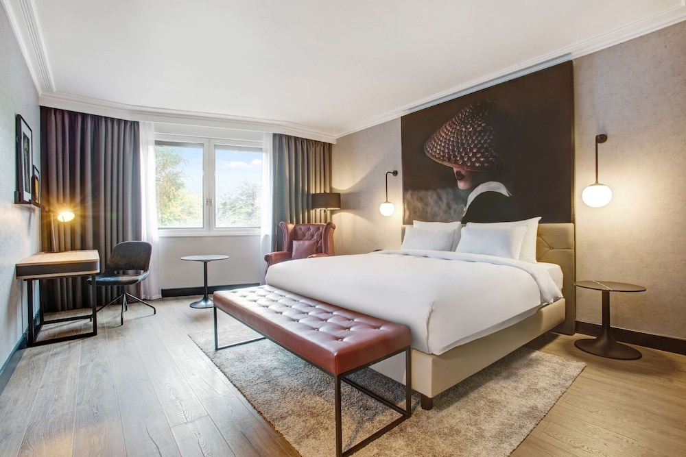 Radisson RED Hotel London Heathrow 10