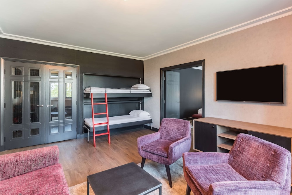 Radisson RED Hotel London Heathrow 14