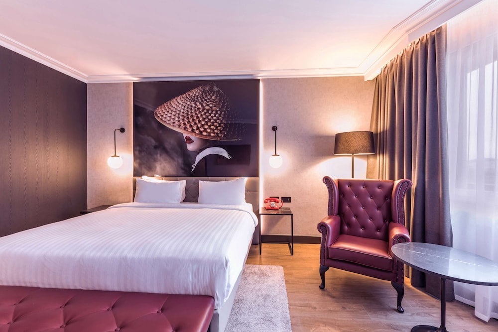 Radisson RED Hotel London Heathrow 21