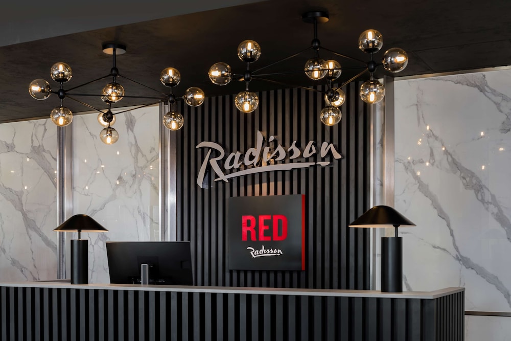 Radisson RED Hotel London Heathrow 8
