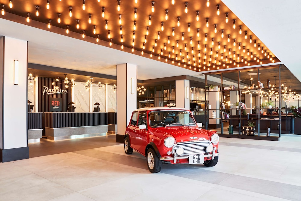 Radisson RED Hotel London Heathrow 4