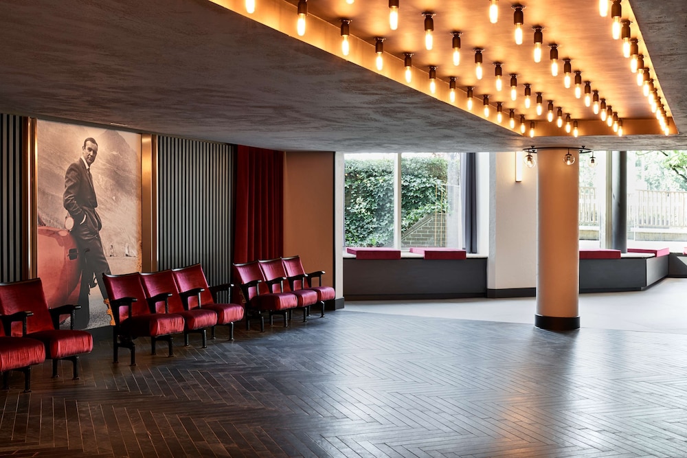 Radisson RED Hotel London Heathrow 3