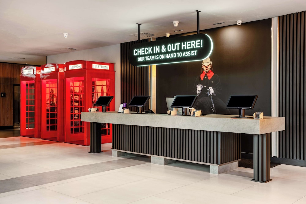 Radisson RED Hotel London Heathrow 9
