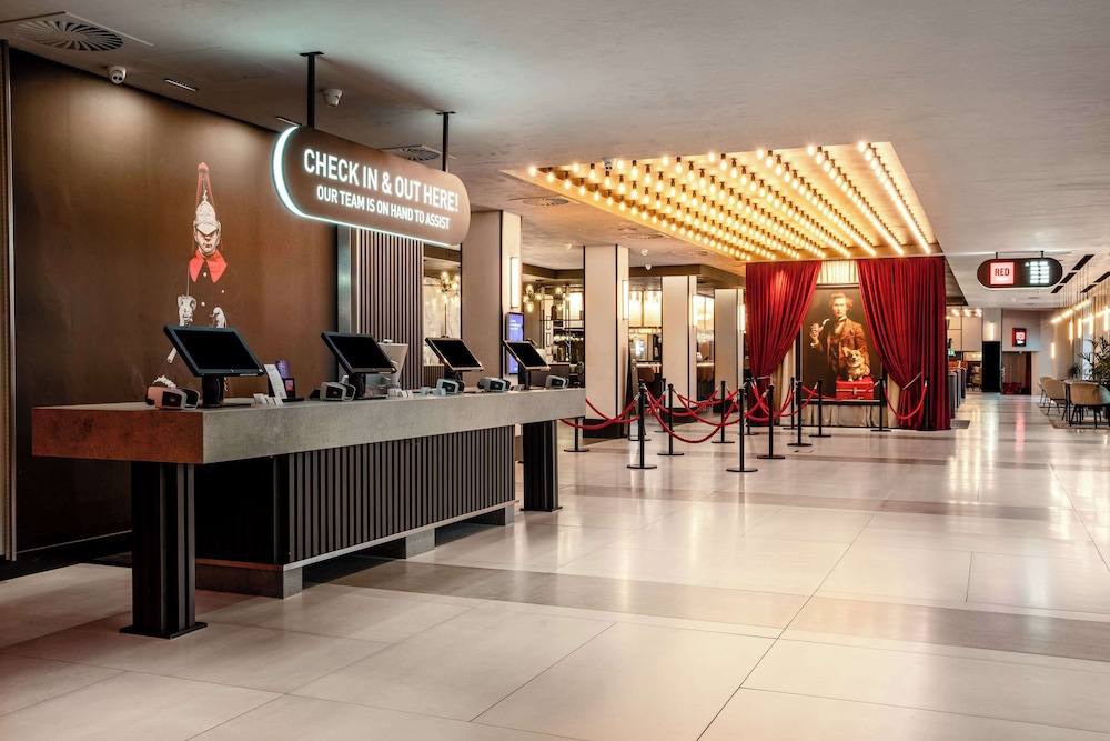 Radisson RED Hotel London Heathrow 1
