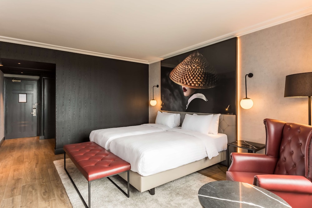 Radisson RED Hotel London Heathrow 12