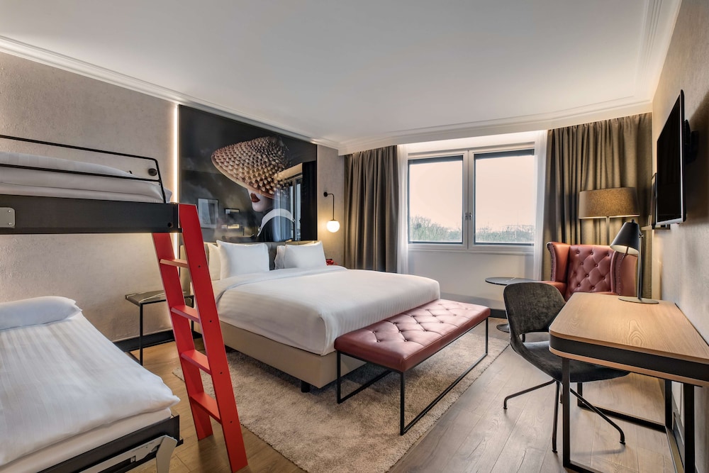 Radisson RED Hotel London Heathrow 17