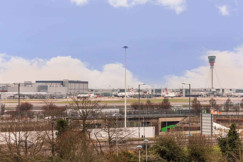 Radisson RED Hotel London Heathrow 24