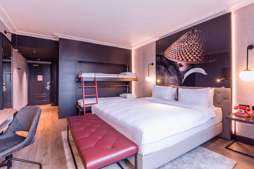 Radisson RED Hotel London Heathrow 18