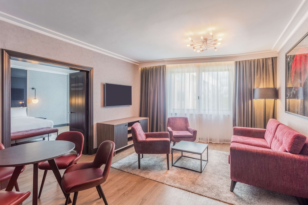 Radisson RED Hotel London Heathrow 13