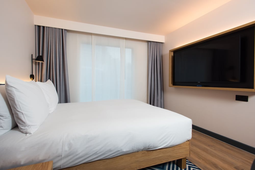 Hampton by Hilton London Park Royal 11