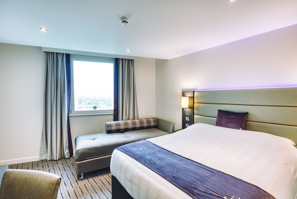 Premier Inn London Sutton Hotel 7